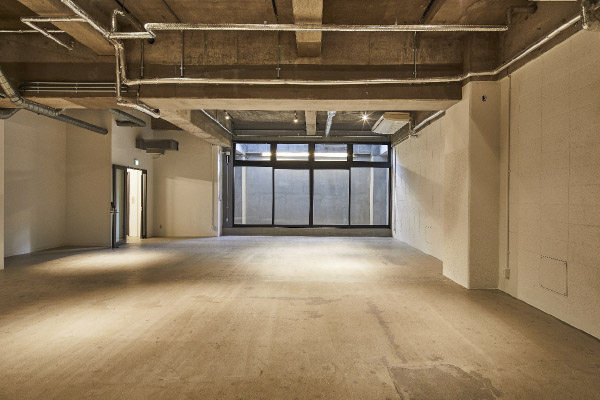 地下でも採光と自然換気を可能とした明るいオフィス空間を実現