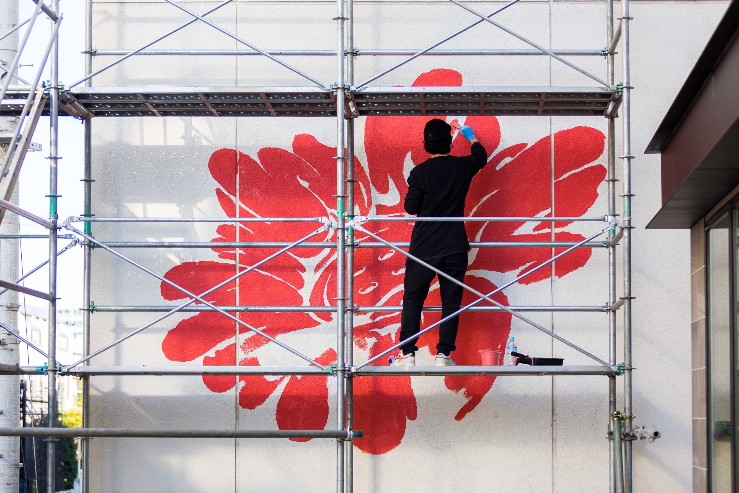▲PORTAL POINT HARAJUKU ANNEXの外壁に描かれたボタンフラワーはアーティストSHUN SUDOの作品